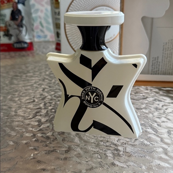 Bond No. 9 New York Black and White Signature Scent - Picture 5 of 5